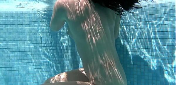  Jessica Lincoln swims sexy naked in the pool